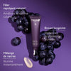 Application crème contour yeux Premier Cru Caudalie anti-âge global tapotements délicats femme mature rides pattes oie