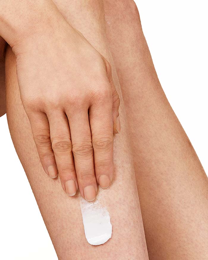 Application Jambes CeraVe Baume Hydratant Réparation Corps Hydratation 24h Peaux Très Sèches - novaparapharmacie