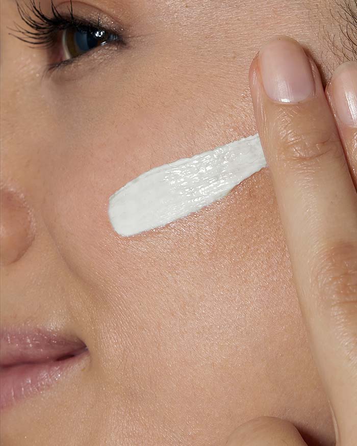 Application CeraVe Crème Hydratante Visage SPF30 Protection Solaire Quotidienne Hydratation 24h - novaparapharmacie