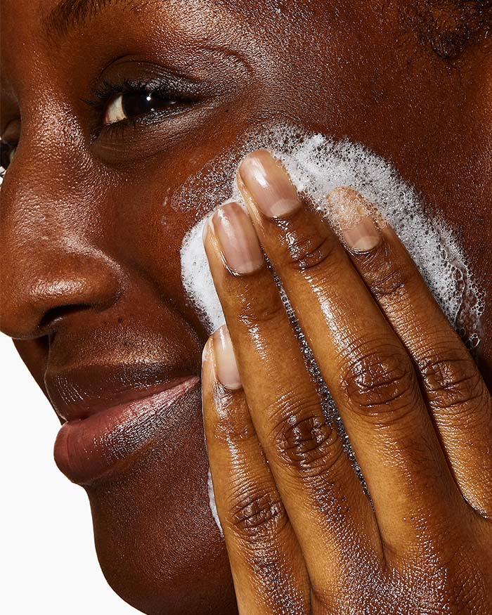 CeraVe Mousse Nettoyante application visage hydratante nettoyage doux démaquillage efficace céramides mousse quotidien - novaparapharmacie