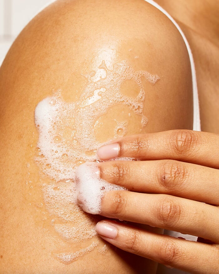 CERAVE Huile Lavante Moussante application corps hydratante nettoyage doux peaux sèches céramides douche quotidien confort - novaparapharmacie