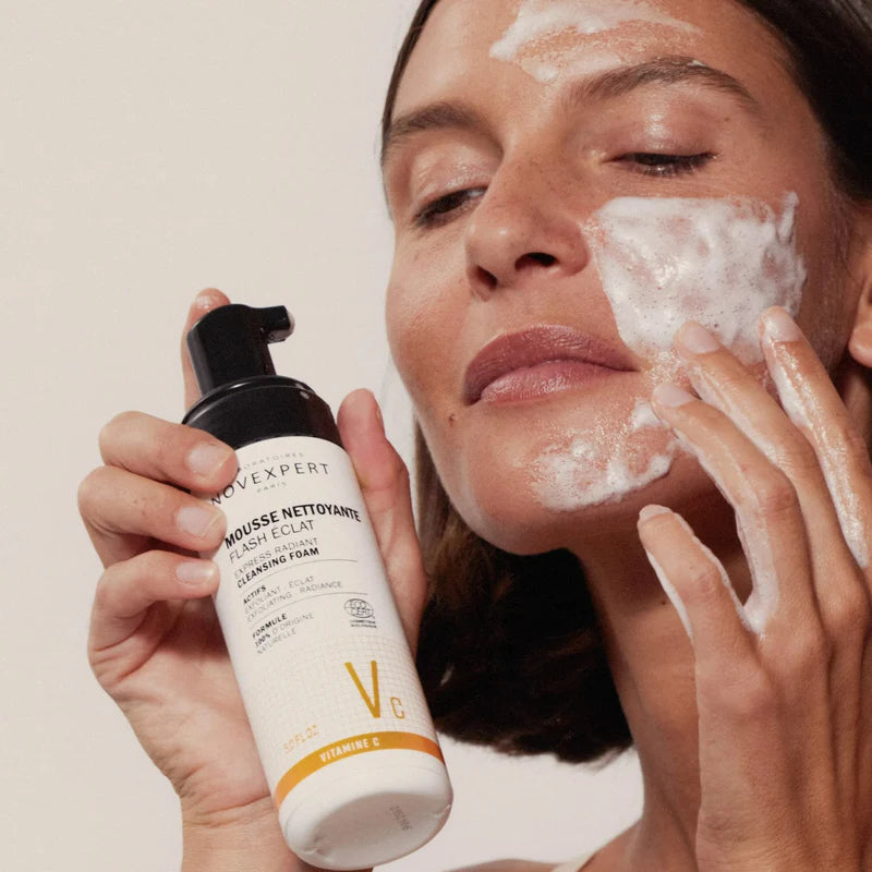 Texture sérum vitamine C Novexpert Duo Booster Éclat mousse flash légère éclat instantané anti-âge illuminateur - novaparapharmacie