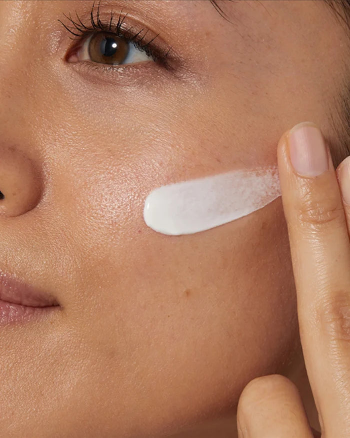 CeraVe Crème Hydratante Visage SPF50 application protection solaire hydratation 24h céramides visage quotidien matin - novaparapharmacie

