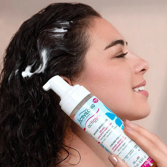 Application Activilong Acticurl Mousse Bouclante cheveux bouclés mèche froissage boucles définies volume - novaparapharmacie